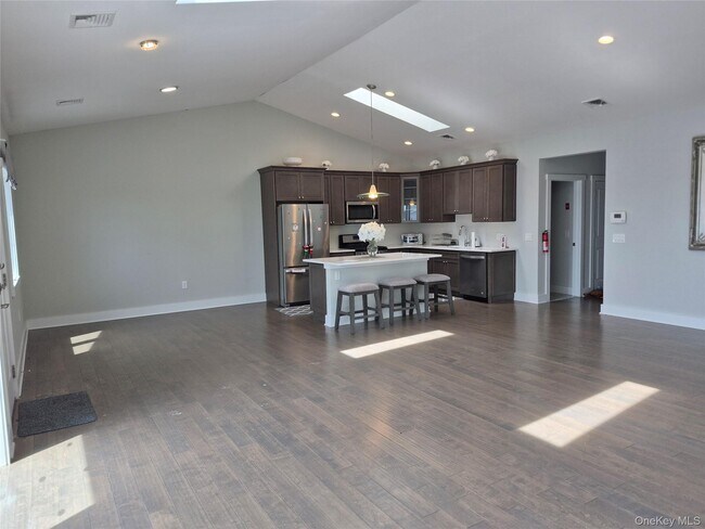 Building Photo - 44 Fox Hill Dr