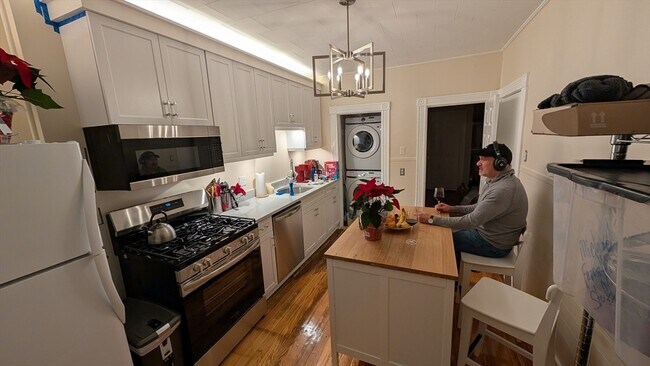 Building Photo - 54 Saxton St