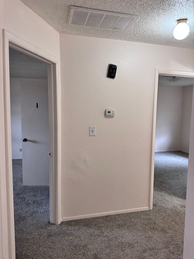 Building Photo - 2 Bedroom 1 Bath Duplex