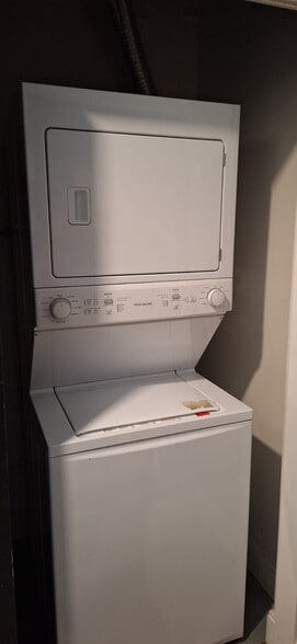 Building Photo - 935 W Belmont Ave