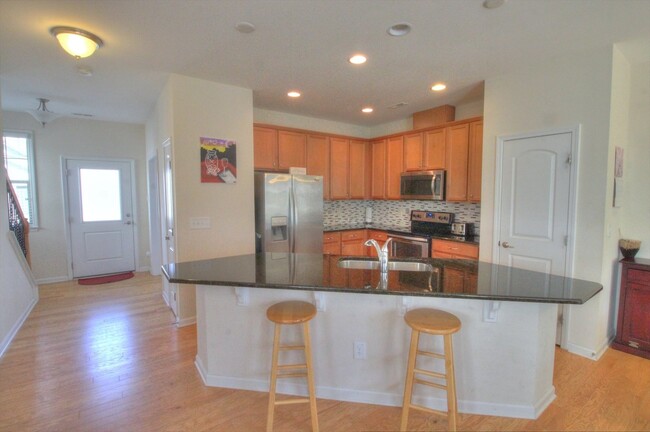 Building Photo - Beautiful 3 Bedroom/ 2.5 Bath Townhome in ...
