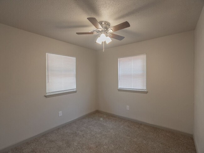 Building Photo - Charming 3 bedroom, 1.5 bath single-family home in a quiet northwest Oklahoma City neighborhood