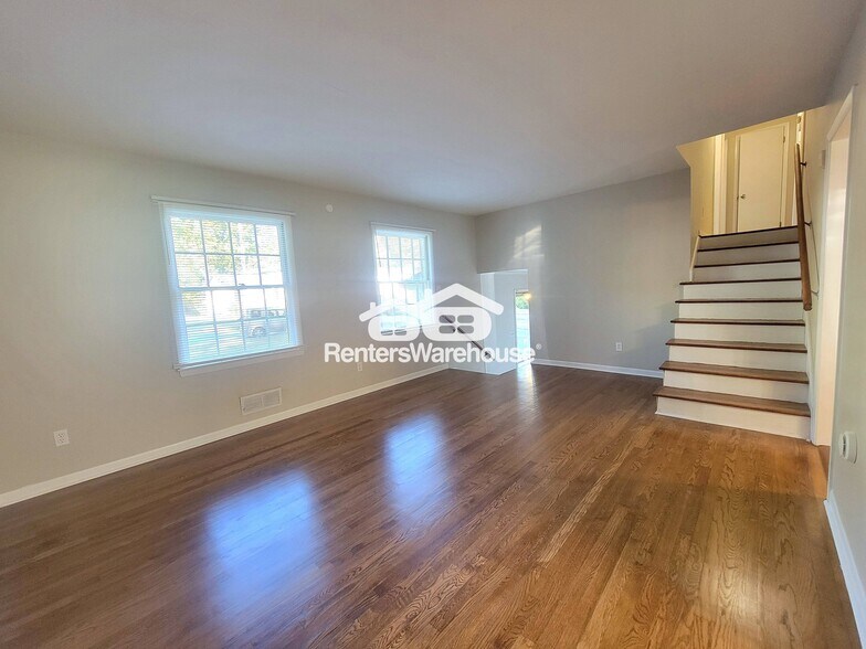 Building Photo - 336 Woodstock Dr SW