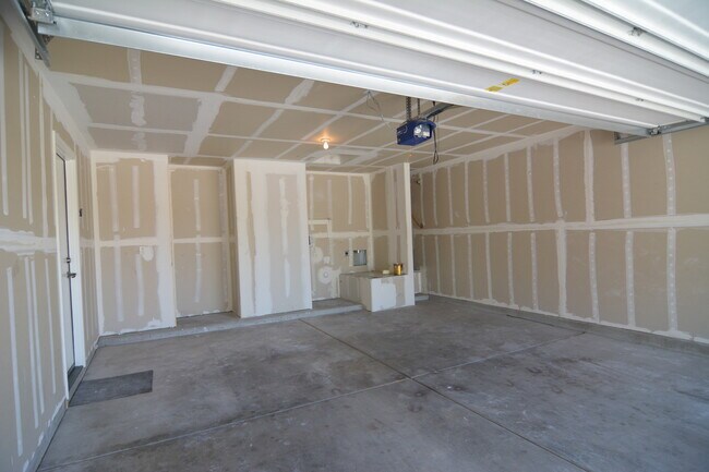 Building Photo - Well Maintained 2 Bedroom 2 Bath Home! Great South Tucson Location!