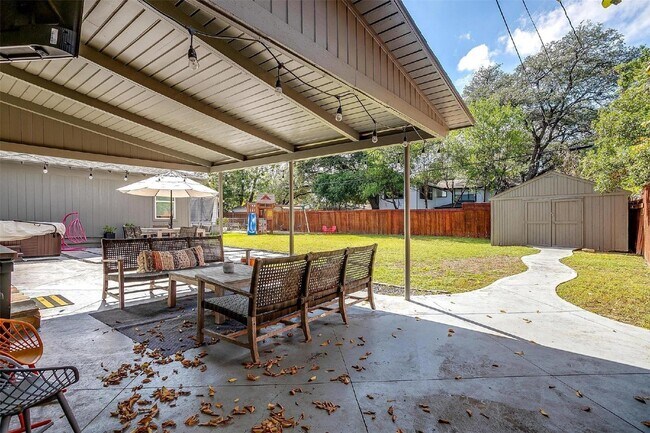 Building Photo - Charming 4-Bed Home with Granite Counterto...