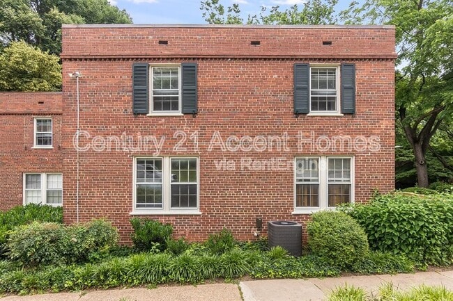 Building Photo - 1020 S Barton St