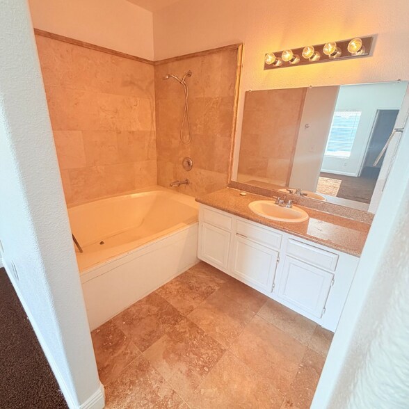 Building Photo - 5525 W Flamingo Rd