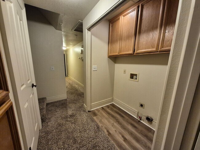 Building Photo - Adorable Spacious 3 Bdrm 3 Bath Home