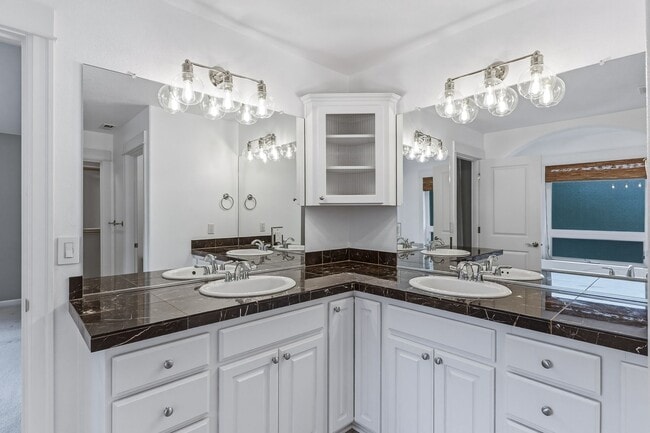 Building Photo - Beautiful 3 Bedroom/2.5 Lake Oswego