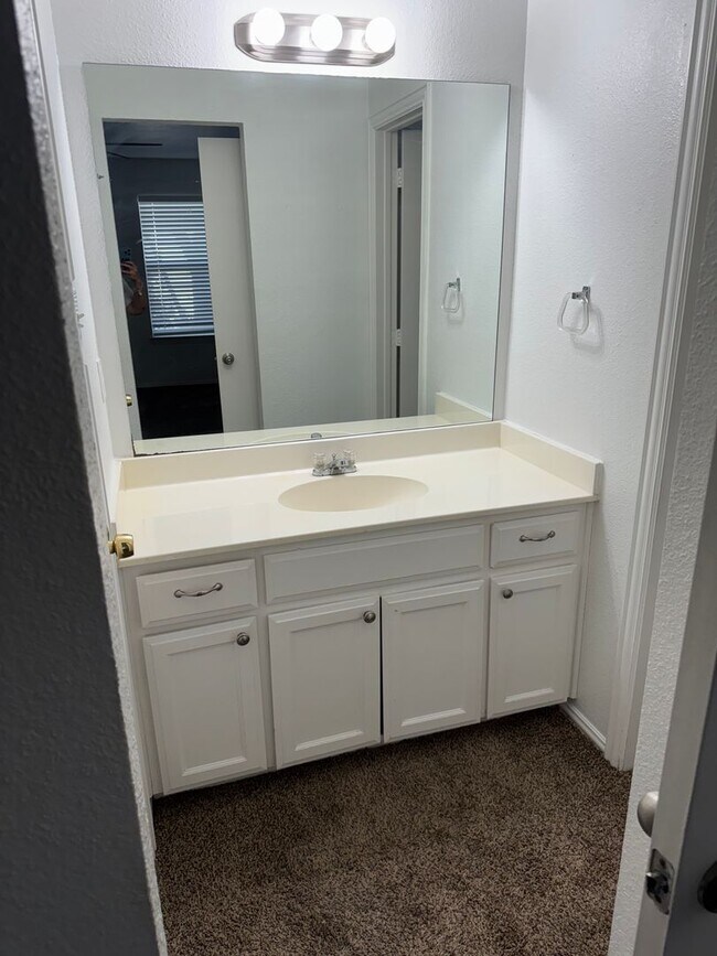 Building Photo - 521 Oakwood Ln