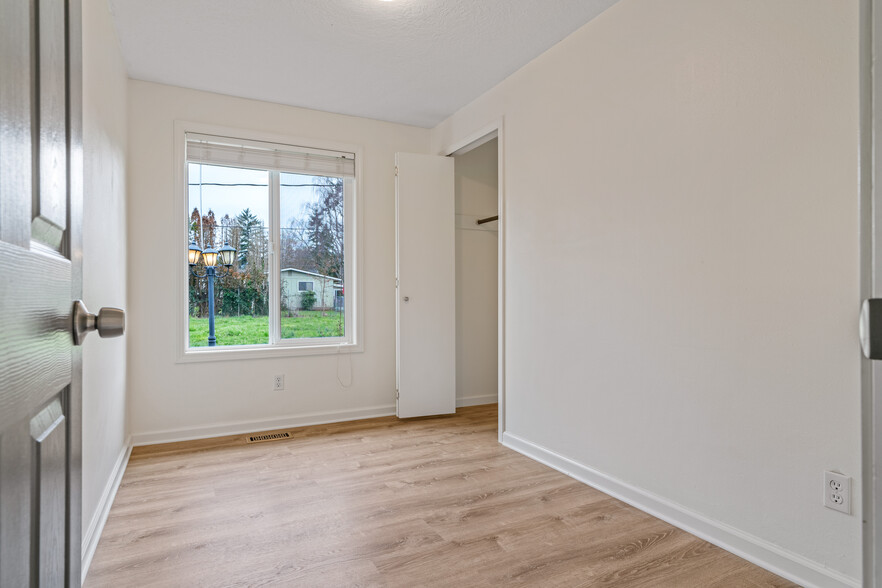 Building Photo - 404 Hillview Dr