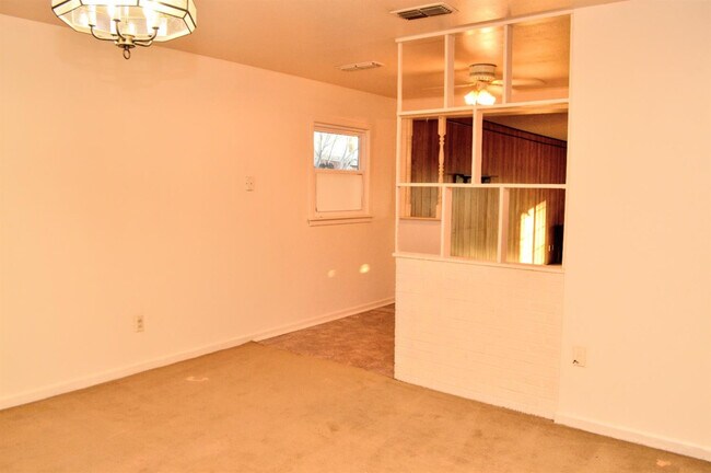 Building Photo - 2807 Vanda Ave