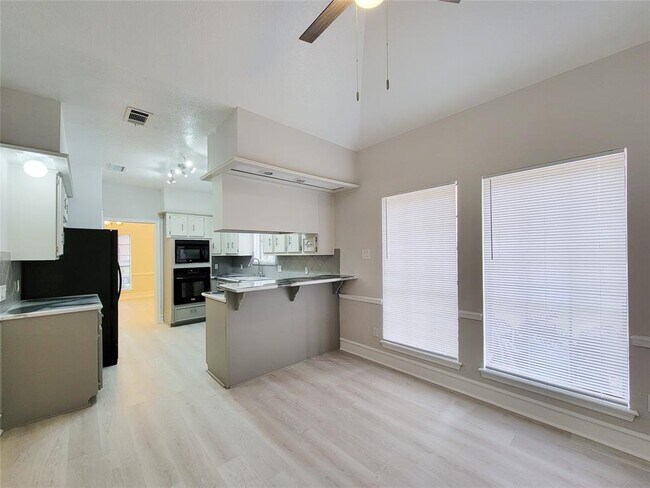 Building Photo - 12910 Golden Rainbow Dr