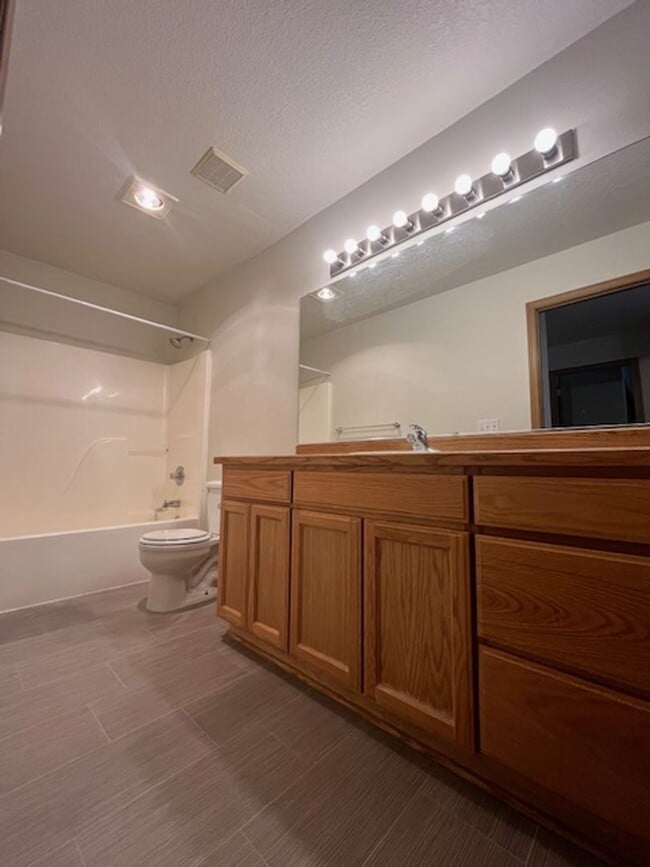 Building Photo - 3 Bedroom Town Home Gresham