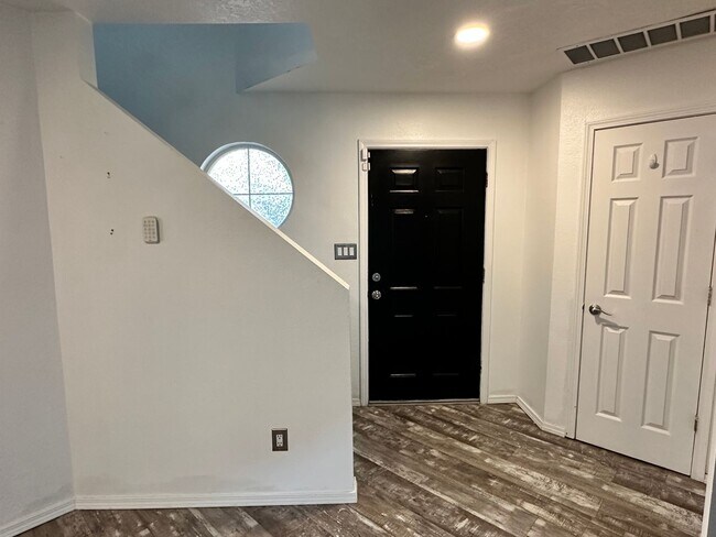 Building Photo - Tons of Character! 3 bed 2.5 bath amazing ...