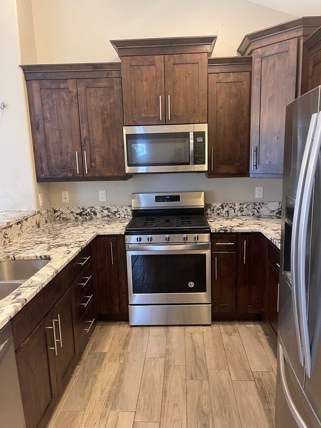 Building Photo - Beautiful Townhome