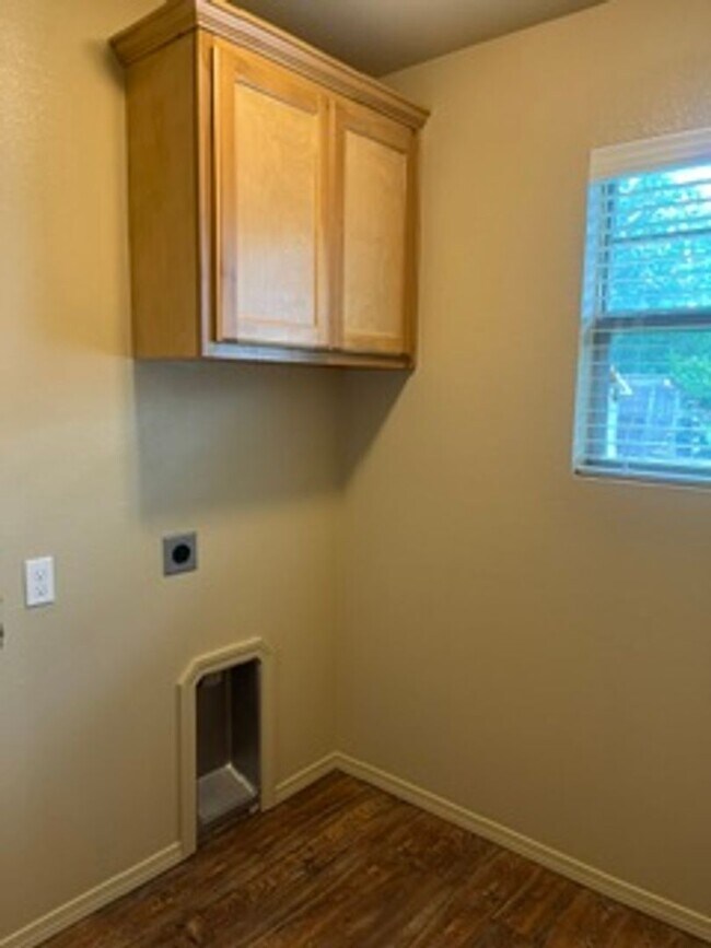 Building Photo - Scott-5124 South 29th Duplex