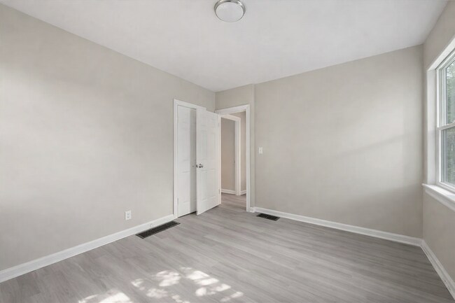 Building Photo - 2025 Mansfield St