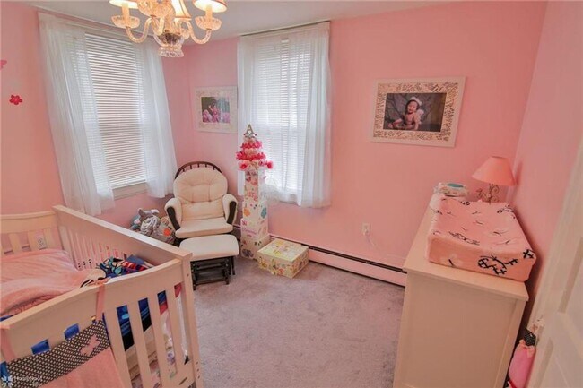 Building Photo - This adorable home is available for rent. This 2 bedroom property has bee renovated