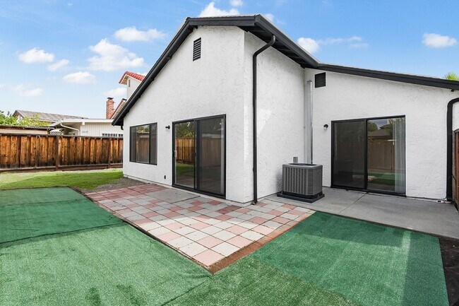 Building Photo - Just Renovated: Stunning 3-Bedroom, 2-Bath...