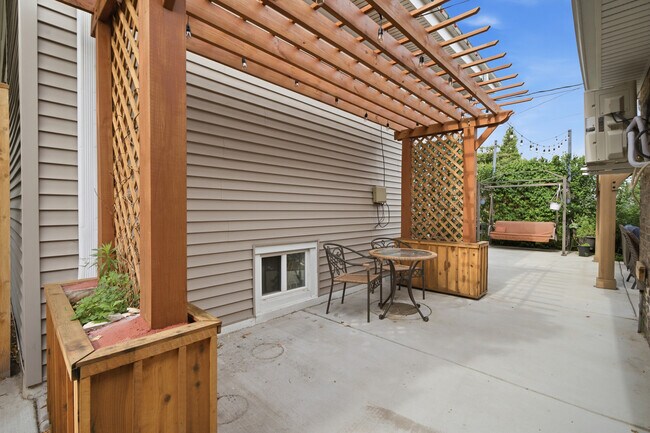 Building Photo - 6000 W Byron St
