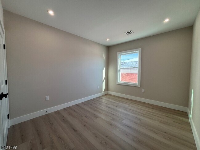 Building Photo - 136 Elm St