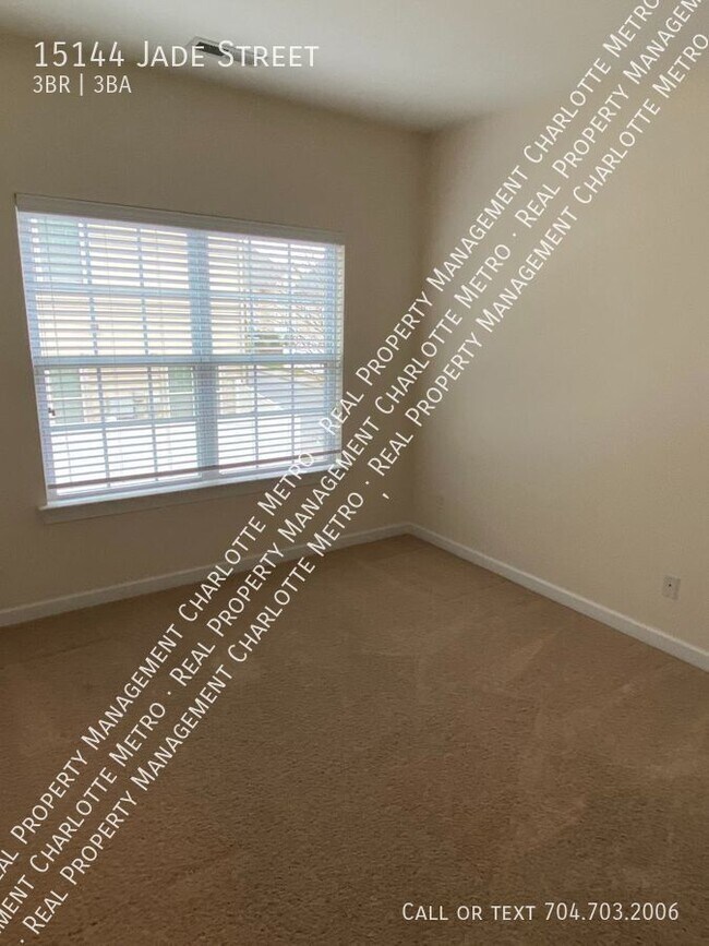 Building Photo - GORGEOUS 3 BR Townhome in the Heart of Bal...