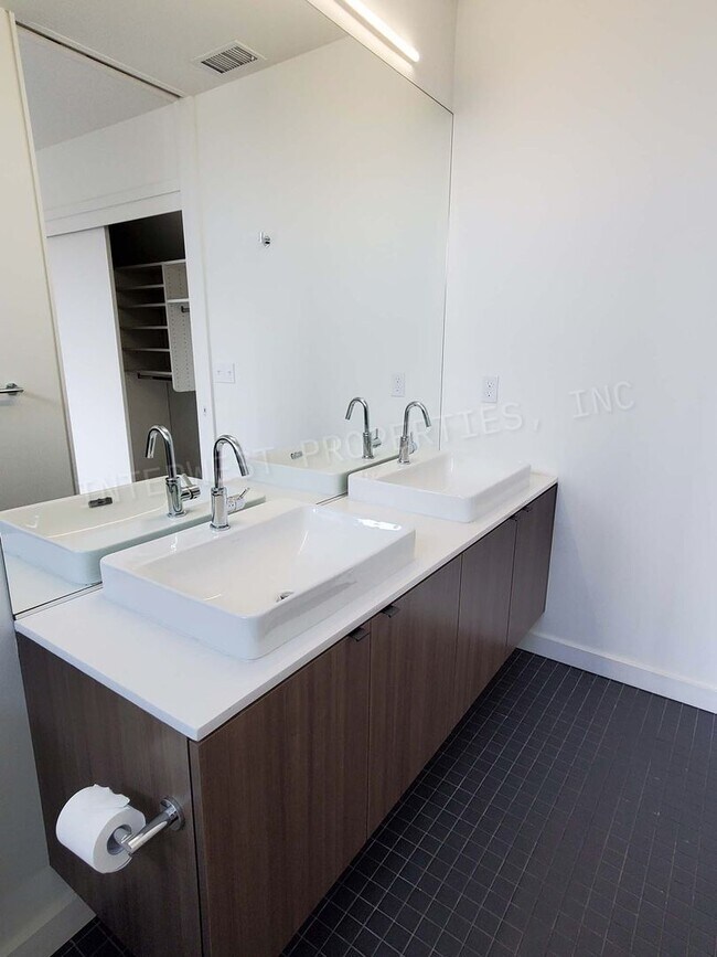 Building Photo - PERE02--*