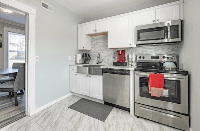 Building Photo - 6056 Clemens Ave