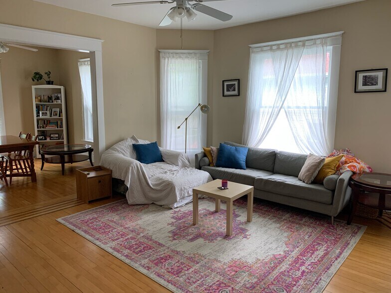 living - 430 4th St NE