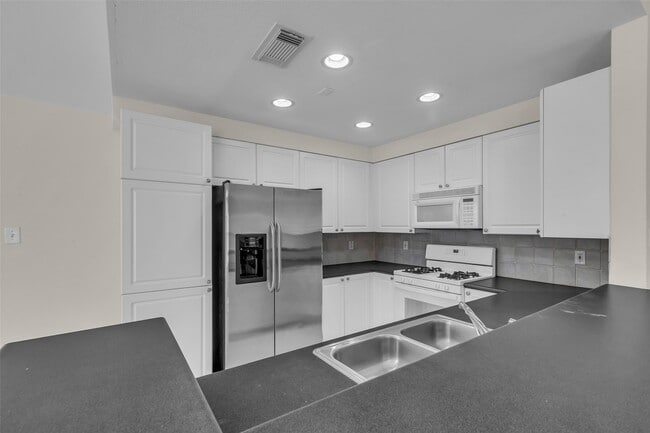 Building Photo - 15 Scarlet Woods Ct