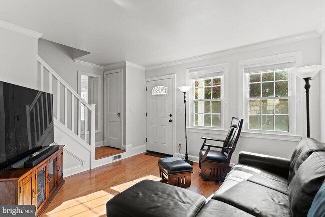 Building Photo - 510 E Nelson Ave