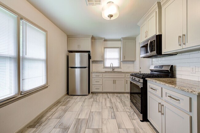 Building Photo - * * * $500 Move-In Special * * * Charming ...