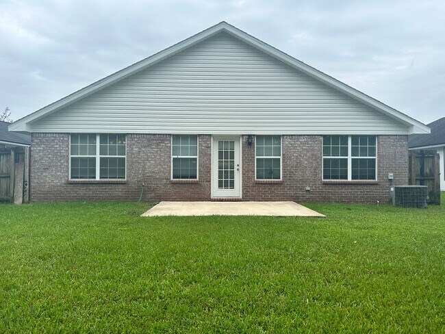 Building Photo - Beautiful 3 bedroom, two bath home off CR 220