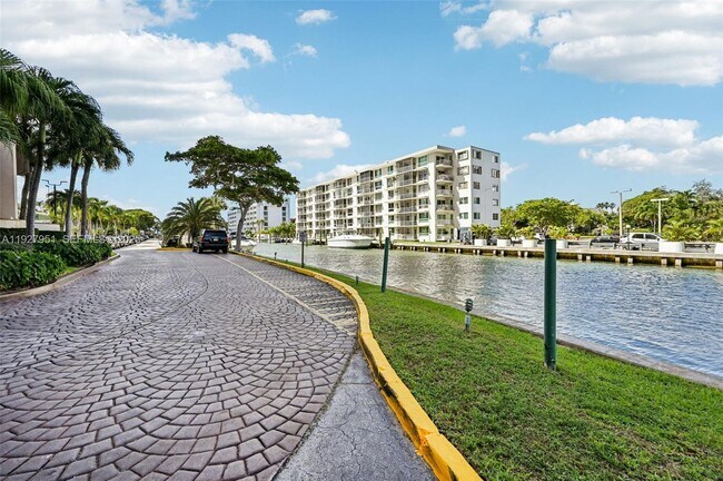 Building Photo - 1800 NE 114th St