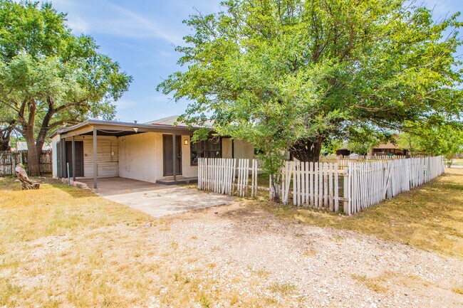 Building Photo - 305 E Lubbock St