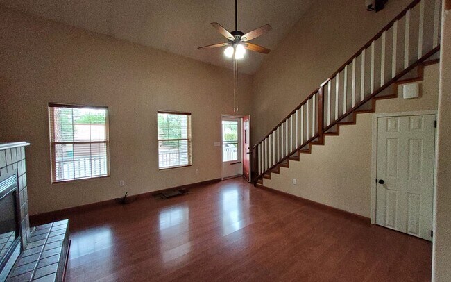 Building Photo - 107 W Sherwood Dr