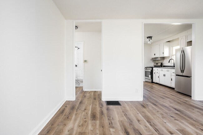 Building Photo - Newly Renovated 2 bed 1 bath unit.