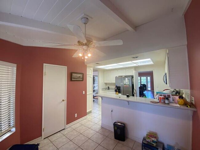 Building Photo - 2 Lindberg