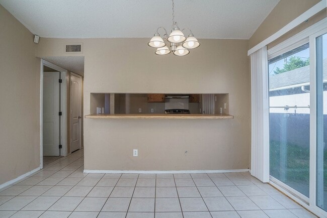 Building Photo - Charming 3-1-1 in S Dallas