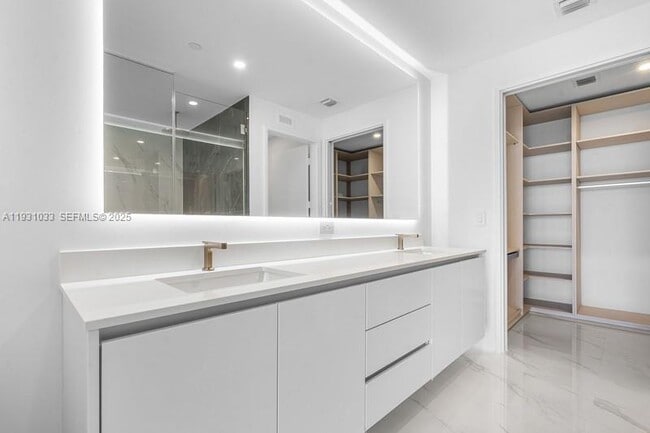 Building Photo - 700 NE 24th St