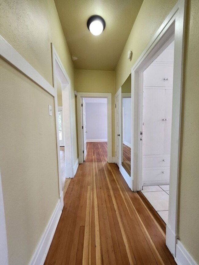 Building Photo - Victorian Home Downtown – Available NOW, 6 Month Leases Available! MOVE-IN SPECIAL