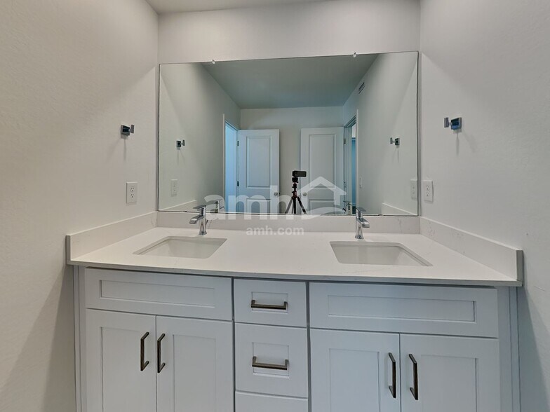 Building Photo - 9739 W Parkway Dr