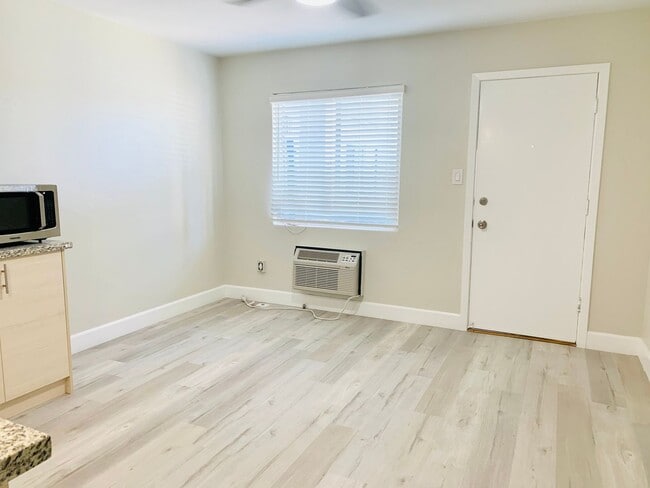 Building Photo - STUDIOS AVAILABLE IN THE HEART OF LA JOLLA! ONLY $1,700/mo!