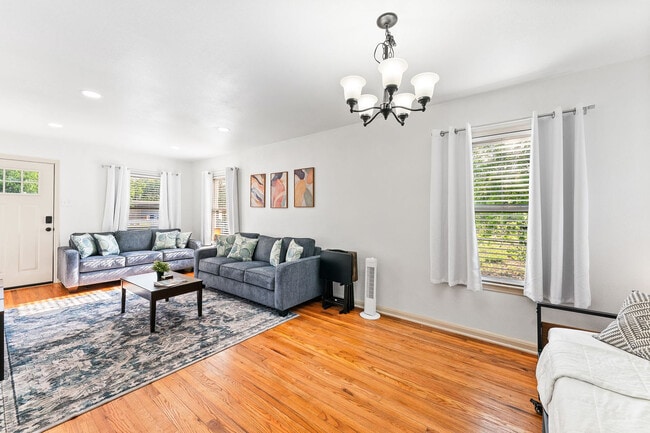 Building Photo - 406 Robert Dr