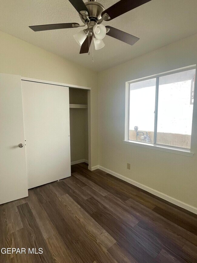 Building Photo - 866 Barandal Dr