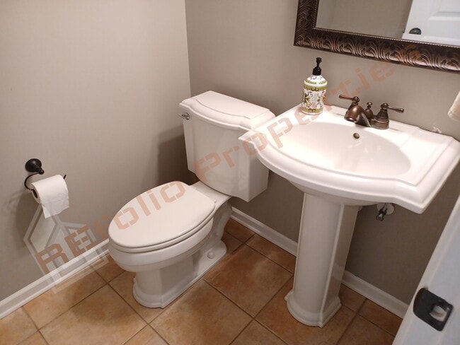 Building Photo - Luxury 4 BR 2-Car Garage Cul-de-Sac End Un...