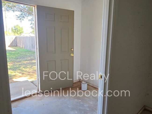 Building Photo - 2 bedroom, 2 bath, 1 car garage