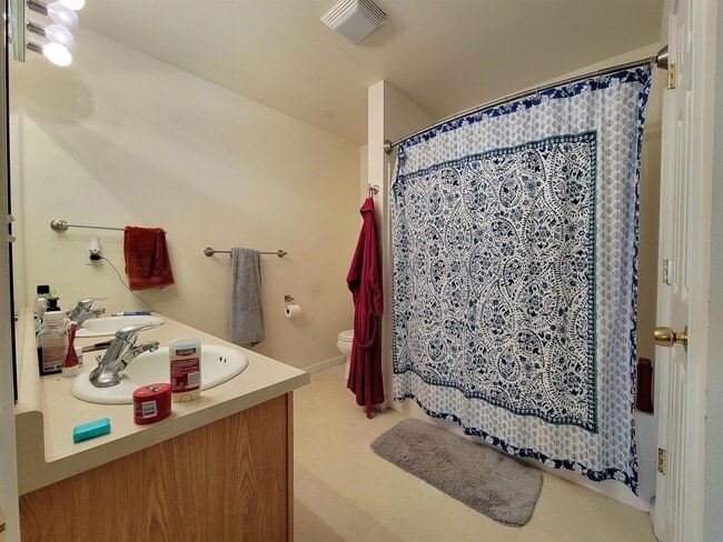 Building Photo - 184 Droulliard Ave