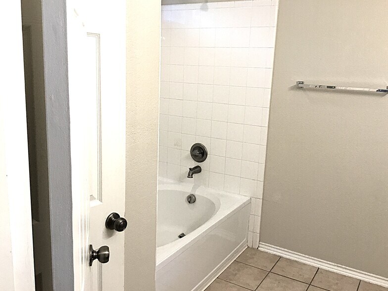Building Photo - 10123 Del Lago Ct